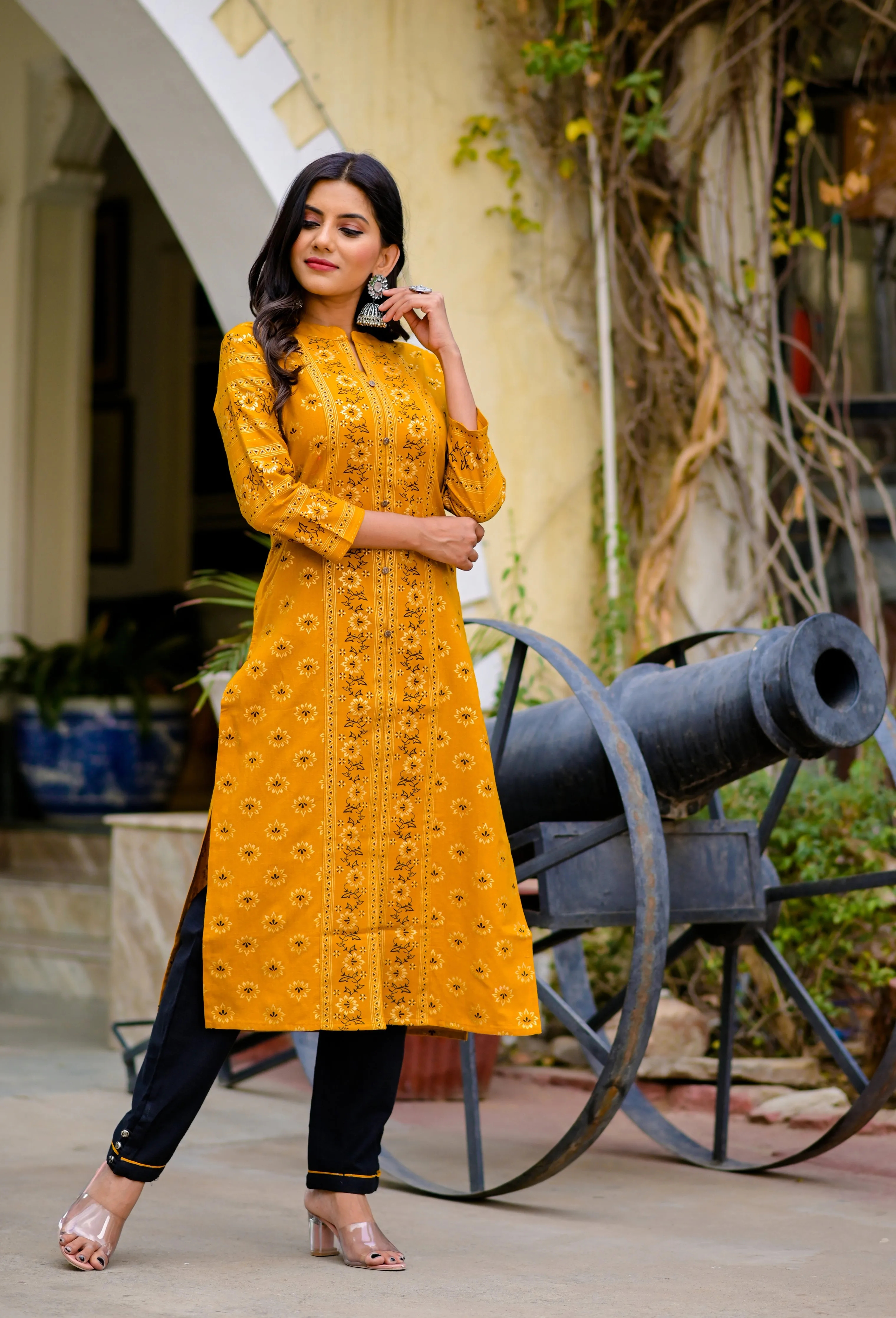 Women Mustard & Black Printed Kurta Set