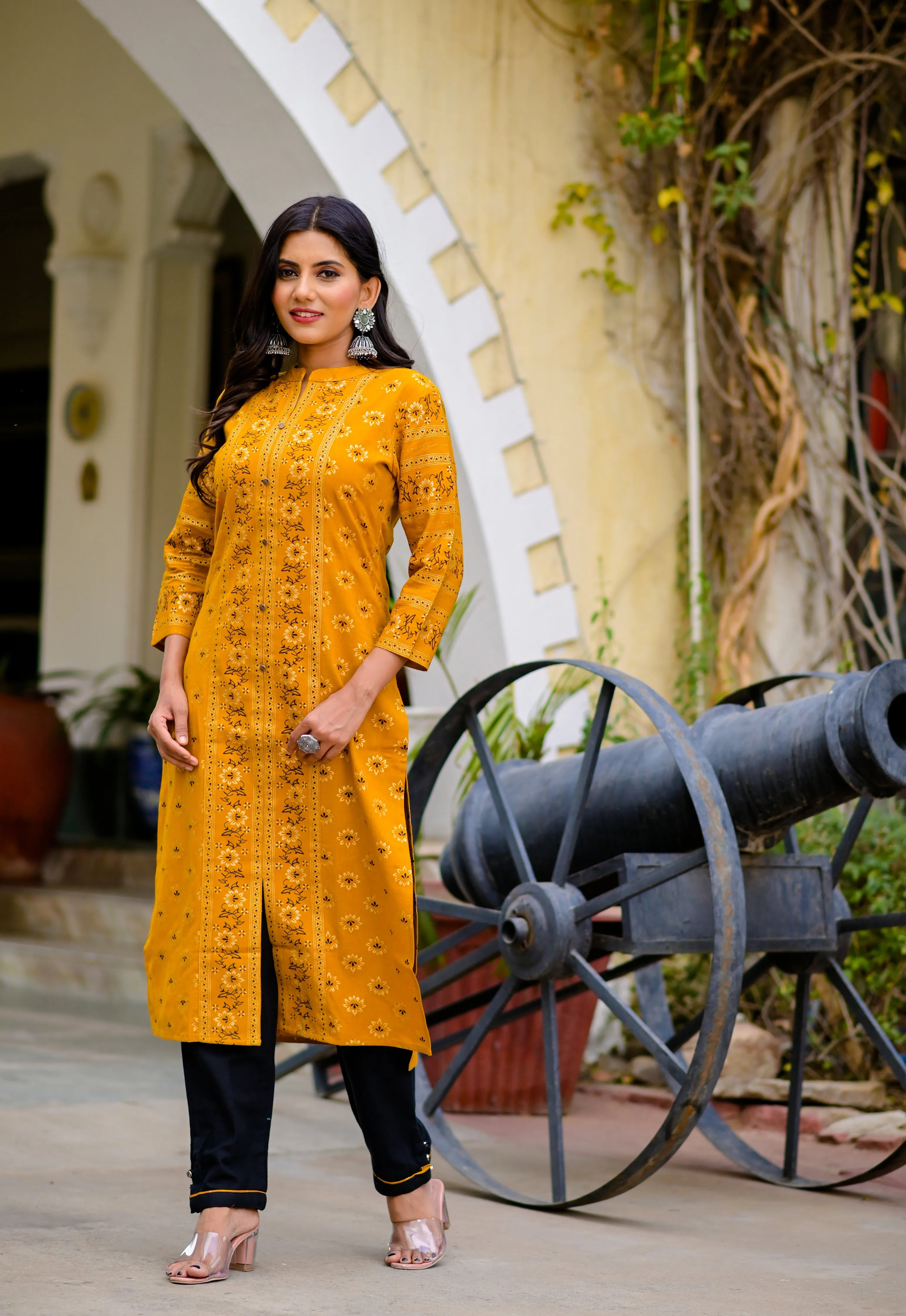 Women Mustard & Black Printed Kurta Set